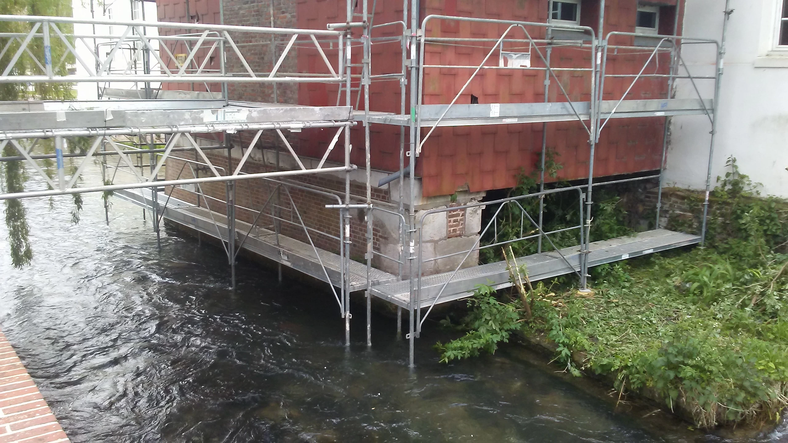 ECHAFAUDAGE AVEC PASSERELLE SUR RIVIERE PAVILLY