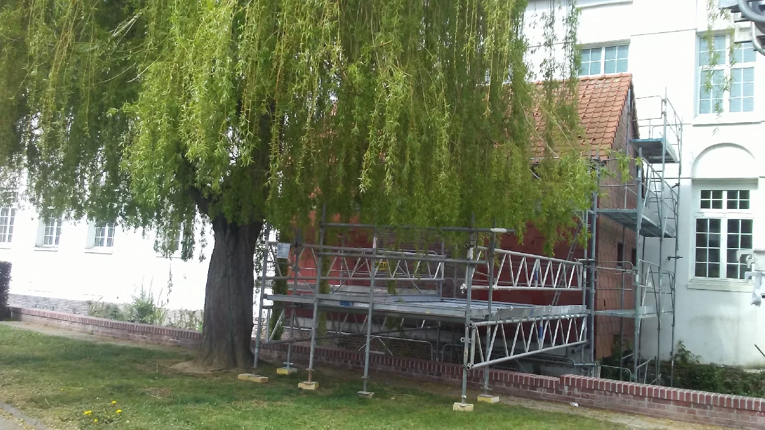 ECHAFAUDAGE AVEC PASSERELLE SUR RIVIERE PAVILLY